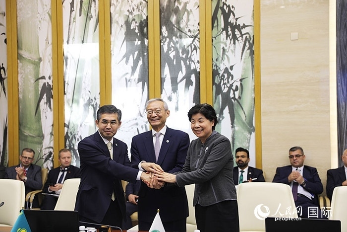 上合組織秘書處、哈駐華使館、上合組織睦鄰友好合作委員會(huì)簽署《聯(lián)合行動(dòng)計(jì)劃》。人民網(wǎng) 俄布拉依攝