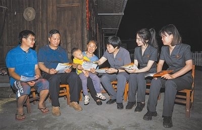 “法治屋場會”上，法院黨員志愿服務(wù)隊在給種植戶普及法律知識。