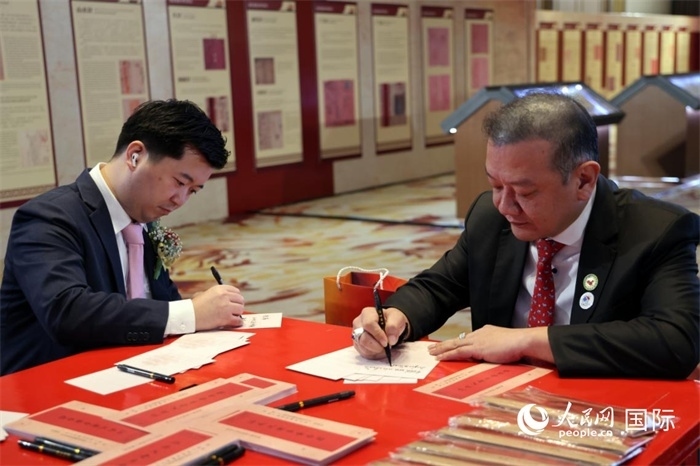 觀眾在展覽現(xiàn)場(chǎng)設(shè)置的體驗(yàn)區(qū)手寫(xiě)“批信”。人民網(wǎng)記者楊一攝