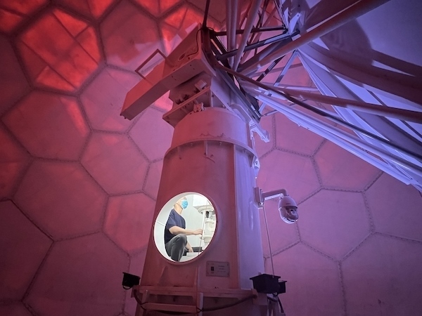 寧德國家天氣雷達(dá)站工作人員正在清洗雷達(dá)滑環(huán)。人民網(wǎng)高清揚(yáng)攝