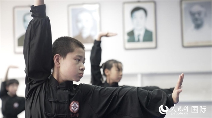 正在練習劈掛拳的武術學童。人民網(wǎng)記者 袁蒙攝