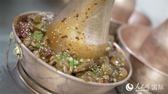 滄州火鍋雞。人民網(wǎng)記者 袁蒙攝