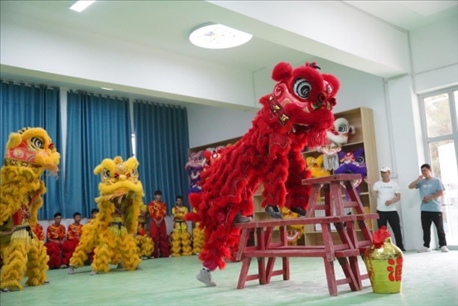 開課儀式現(xiàn)場(chǎng)，疏附縣第一中學(xué)舞獅隊(duì)的醒獅表演。