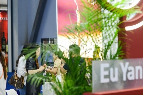 RCEP成員國企業(yè)亮相第三屆消博會。2023年4月12日，參觀者在新加坡企業(yè)余仁生的展臺了解產(chǎn)品。新華社記者王澤聰攝