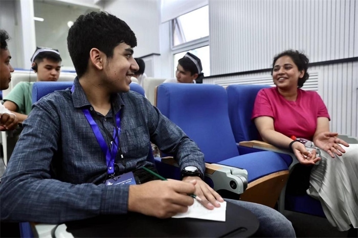 “上合小記者”在中國傳媒大學外語學院采訪留學生。中新社供圖