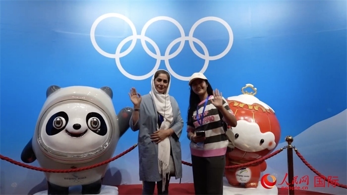 “上合小記者”與2022北京冬奧會吉祥物合影。實習生 方明軒攝