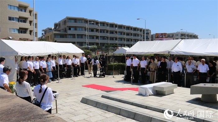 參加紀(jì)念活動(dòng)者全體起立默禱。人民網(wǎng) 許可攝