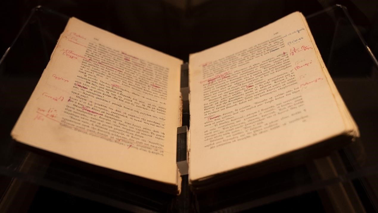 《希臘人左巴》初印后，卡贊扎基斯的修改批注。人民網(wǎng)記者 葛泰佚攝