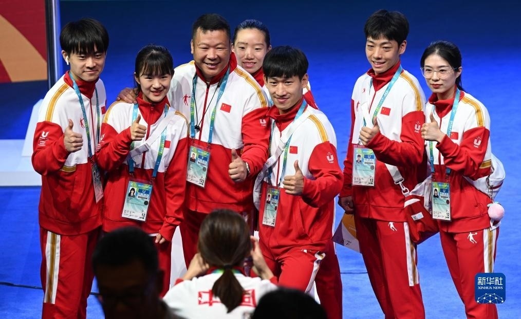 7月22日，中國代表團部分成員在歡迎儀式后合影。新華社記者 王曦 攝