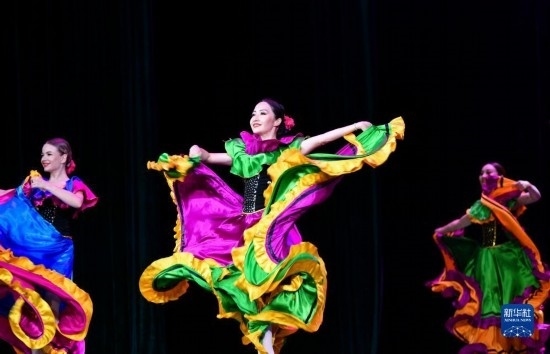 7月21日，哈薩克斯坦薩爾塔納國(guó)家舞蹈團(tuán)的演員在演出。