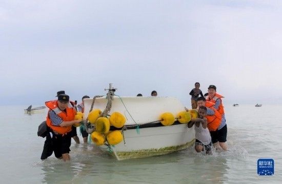 7月21日，中國(guó)海軍“和平方舟”號(hào)醫(yī)院船醫(yī)護(hù)人員涉水登島，前往基里巴斯一診療點(diǎn)。新華社記者 黎云 攝