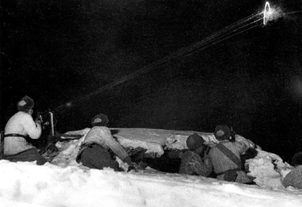  ↑1950年12月，在朝鮮長(zhǎng)津湖，中國(guó)人民志愿軍第27軍連隊(duì)機(jī)槍手向美軍陣地射擊。新華社發(fā)（張崇岫 攝）