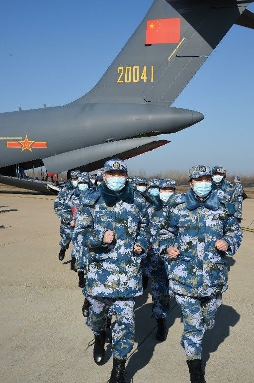 ↑2020年2月17日，一批軍隊(duì)支援湖北醫(yī)療隊(duì)員抵達(dá)武漢天河機(jī)場(chǎng)。新華社記者 黎云 攝