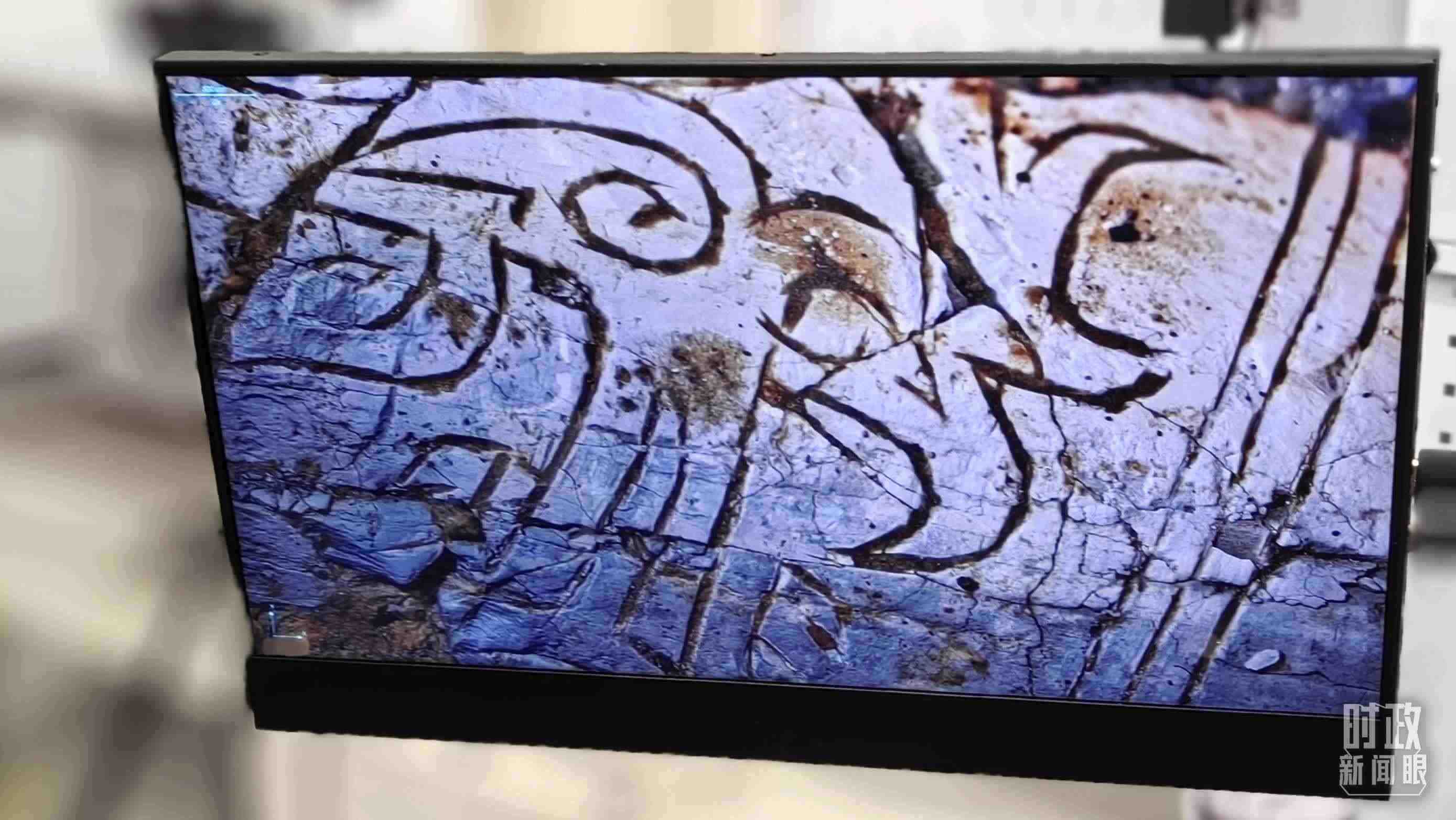 △顯微鏡下，三星堆文物的紋路清晰可見。（總臺央視記者王萌萌拍攝）