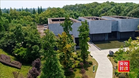 △2021年正式投入使用的三星堆文物保護(hù)修復(fù)館，堅(jiān)持保護(hù)修復(fù)與考古研究同步進(jìn)行，館內(nèi)分文保工作區(qū)和參觀區(qū)。