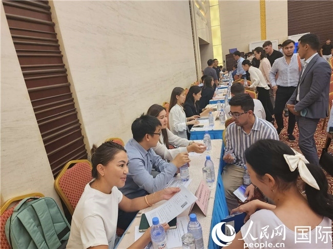 圖為中企代表與哈留華畢業(yè)生現(xiàn)場交流。人民網(wǎng)記者 李強攝