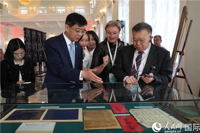 中俄圖書館論壇嘉賓共同參觀由俄羅斯國立列寧圖書館舉辦的館藏中國古籍善本圖書展。人民網(wǎng)記者 隋鑫攝）