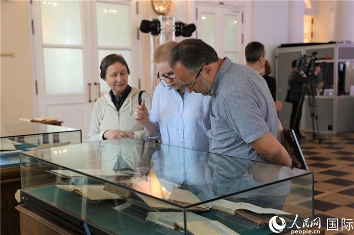 中俄圖書館論壇嘉賓共同參觀由俄羅斯國立列寧圖書館舉辦的館藏中國古籍善本圖書展。人民網(wǎng)記者 隋鑫攝