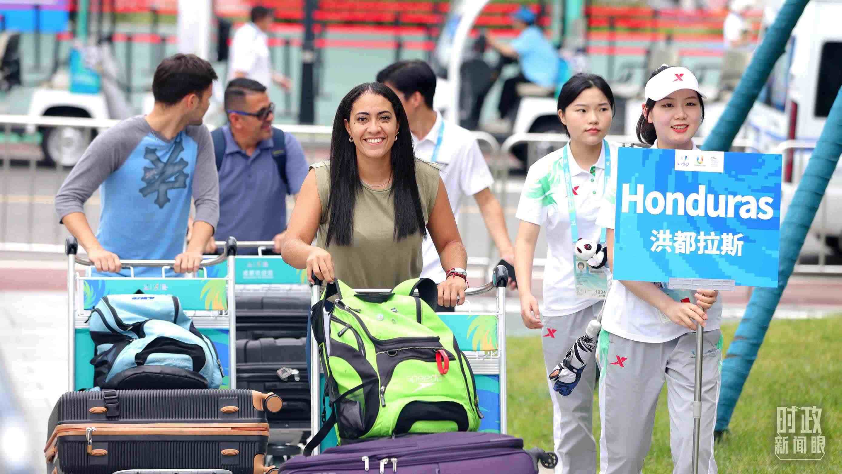 各國(guó)代表團(tuán)成員相繼抵達(dá)成都大運(yùn)村。（總臺(tái)央視記者魏幫軍拍攝）