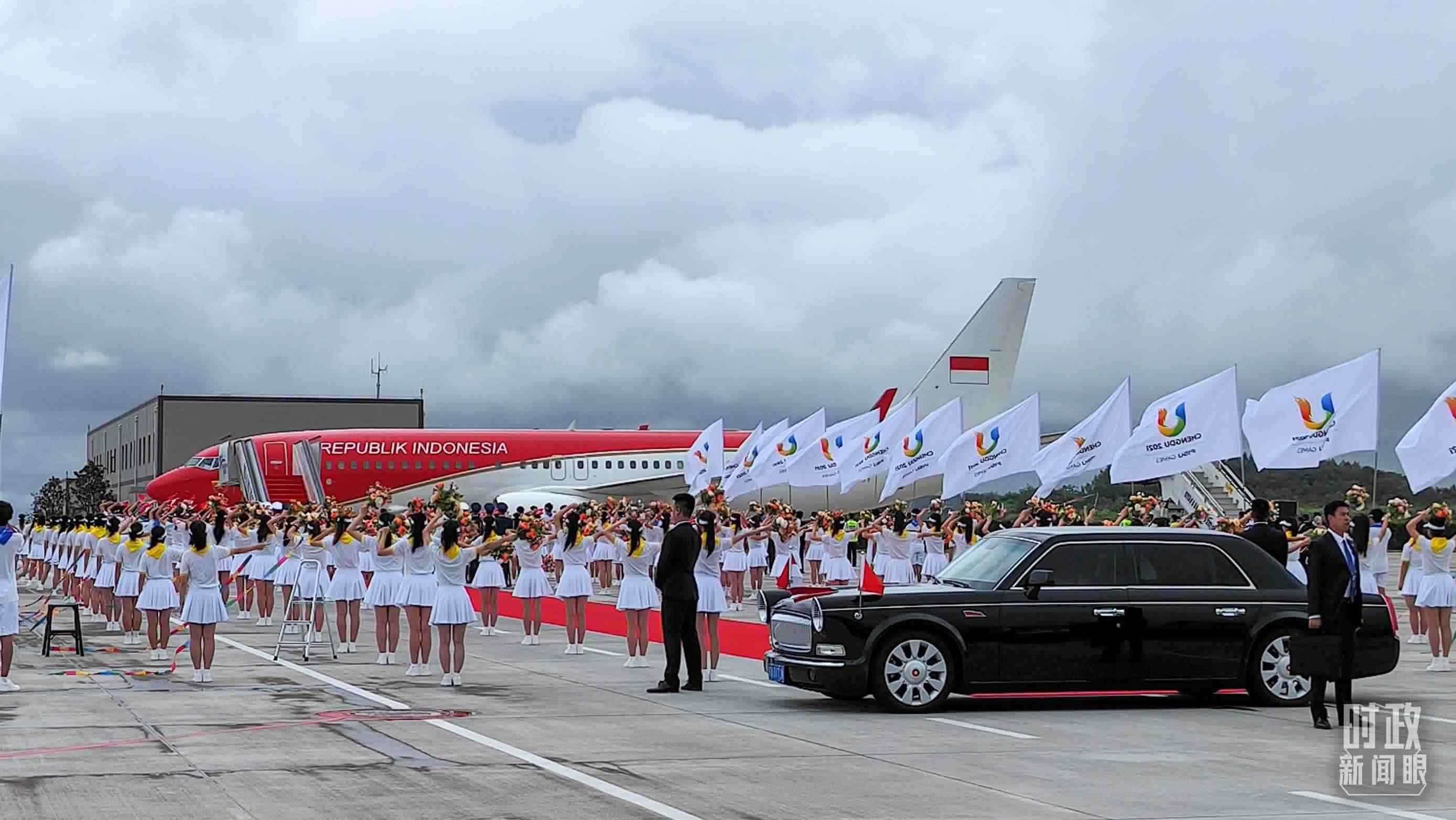 7月27日下午，印尼總統(tǒng)佐科抵達(dá)成都。（總臺(tái)央視記者王子杭拍攝）