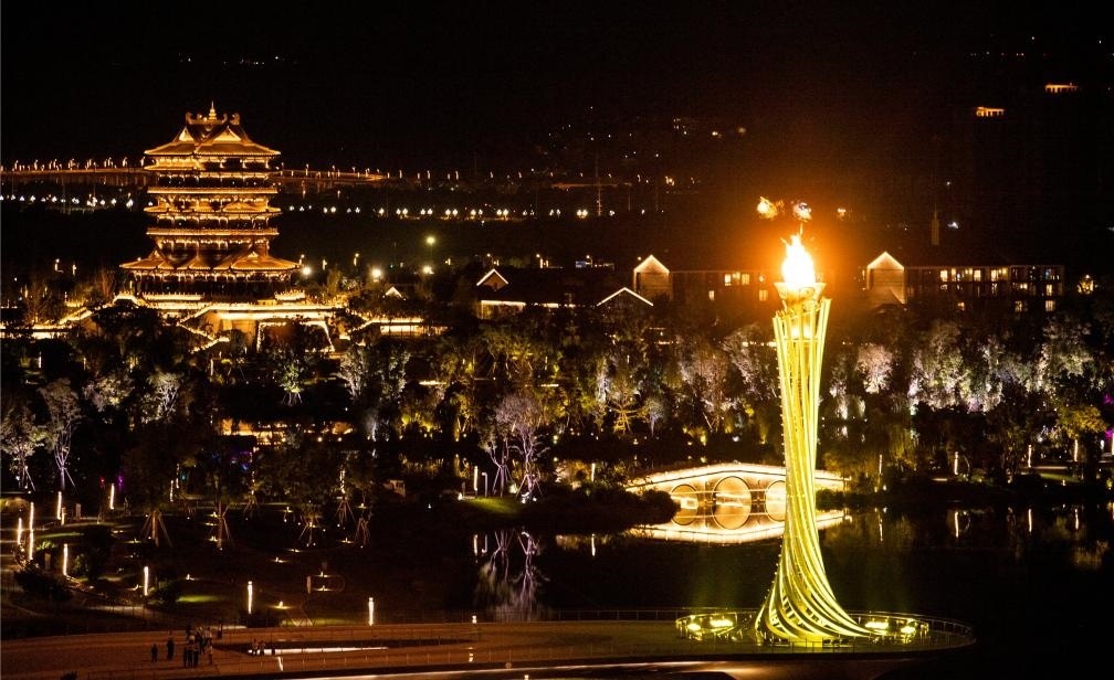 這是7月28日拍攝的成都大運(yùn)會主火炬。新華社記者曹祎銘攝