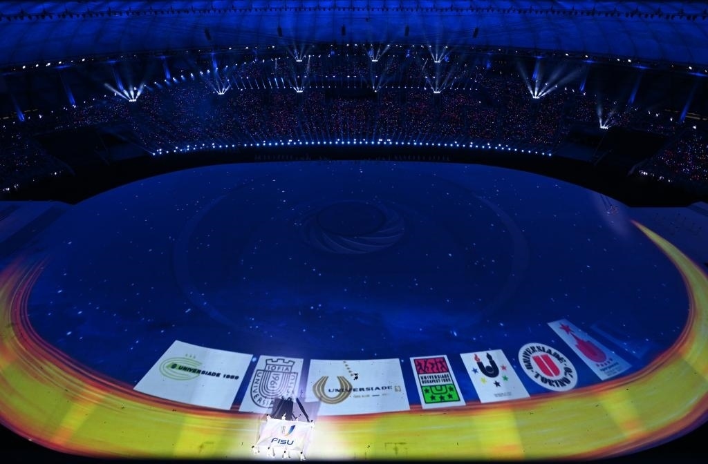 7月28日，國際大學(xué)生體育聯(lián)合會會旗在開幕式上入場。新華社記者劉磊攝