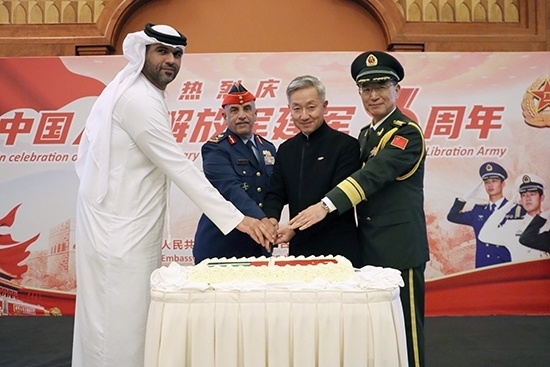 圖為招待會上中阿嘉賓合影。中國駐阿聯(lián)酋大使館供圖