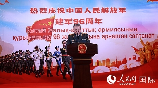 哈國防部副部長卡馬列特季諾夫中將發(fā)表致辭。人民網(wǎng)記者 李強攝