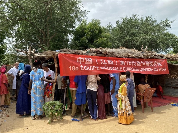 圖為草棚下的就診患者。中國駐乍得醫(yī)療隊供圖