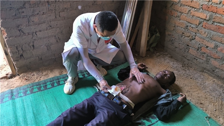 圖為南昌大學第二附屬醫(yī)院胃腸外科主治醫(yī)師周智勇檢查切口疝患者。中國駐乍得醫(yī)療隊供圖