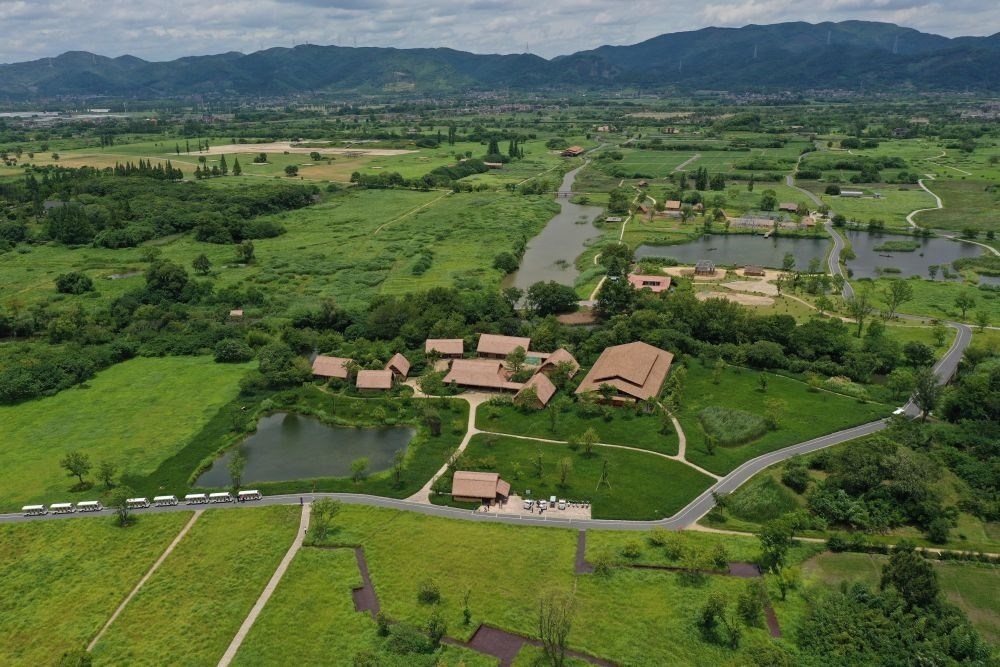 這是在浙江省杭州市余杭區(qū)拍攝的良渚古城遺址公園（2022年7月6日攝，無人機照片）。新華社記者 黃宗治 攝