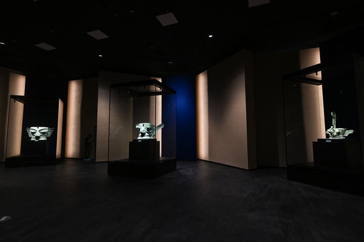 7月26日在三星堆博物館新館拍攝的展品。新華社記者 王曦 攝