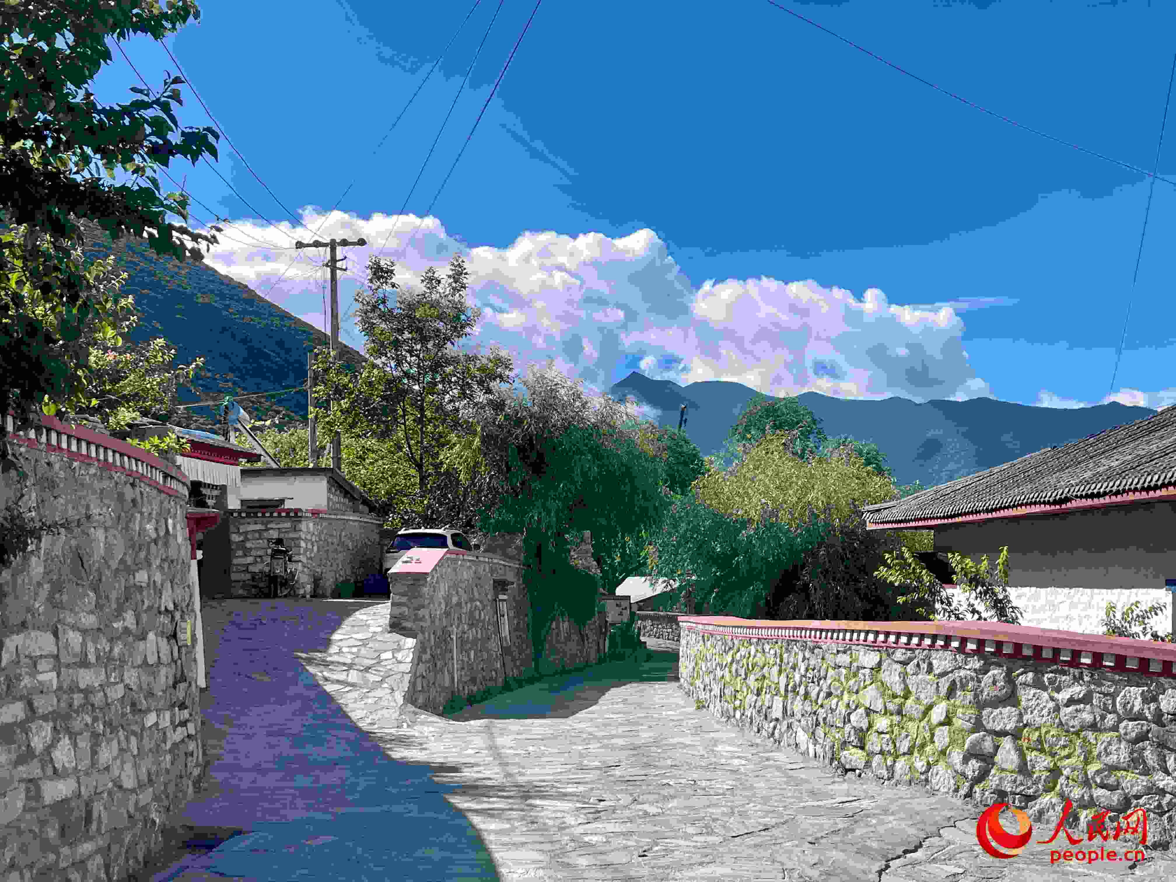嘎拉村的村貌。人民網(wǎng) 周靜圓攝