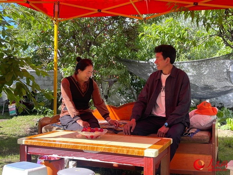 嘎拉村村民達瓦堅參和他的妻子。人民網(wǎng) 周靜圓攝