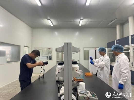 記者在位于成都市大邑縣的海光食品有限公司進(jìn)行采訪。人民網(wǎng)記者 何旭攝