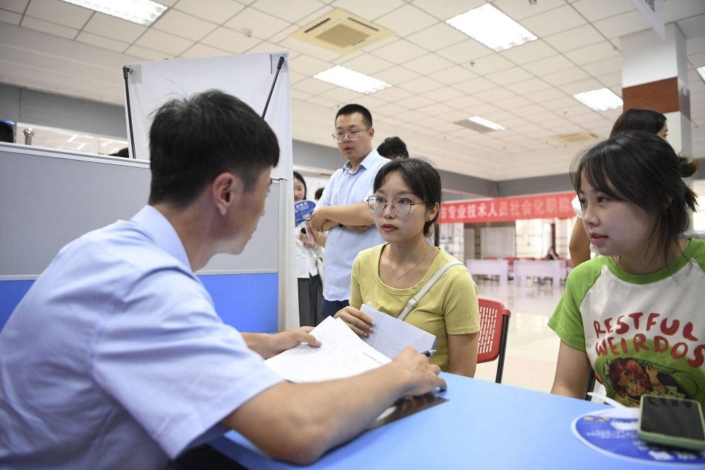 2023年7月29日，“揚就業(yè)之帆，啟夢想之旅”2023年寧夏（銀川）離校未就業(yè)高校畢業(yè)生招聘會在寧夏（銀川）人力資源服務(wù)產(chǎn)業(yè)園舉行。求職者（右）在招聘會現(xiàn)場與用人單位交流。新華社記者 馮開華 攝