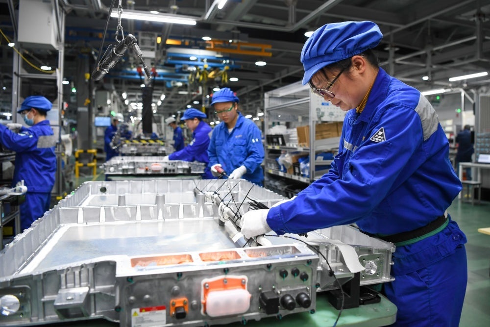 在位于江蘇常州溧陽的上汽時代動力電池系統(tǒng)有限公司，工人在車間進(jìn)行電池生產(chǎn)（2023年2月16日攝）。常州市擁有鋰電池電芯及配套生產(chǎn)企業(yè)120余家，動力電池產(chǎn)業(yè)2022年實現(xiàn)產(chǎn)值超1700億元。新華社記者 李博 攝
