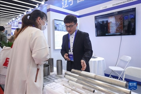 4月8日，參展商在2023中國中小企業(yè)發(fā)展大會“專精特新”中小企業(yè)展覽會上向觀眾介紹產(chǎn)品。新華社記者 龍雷 攝