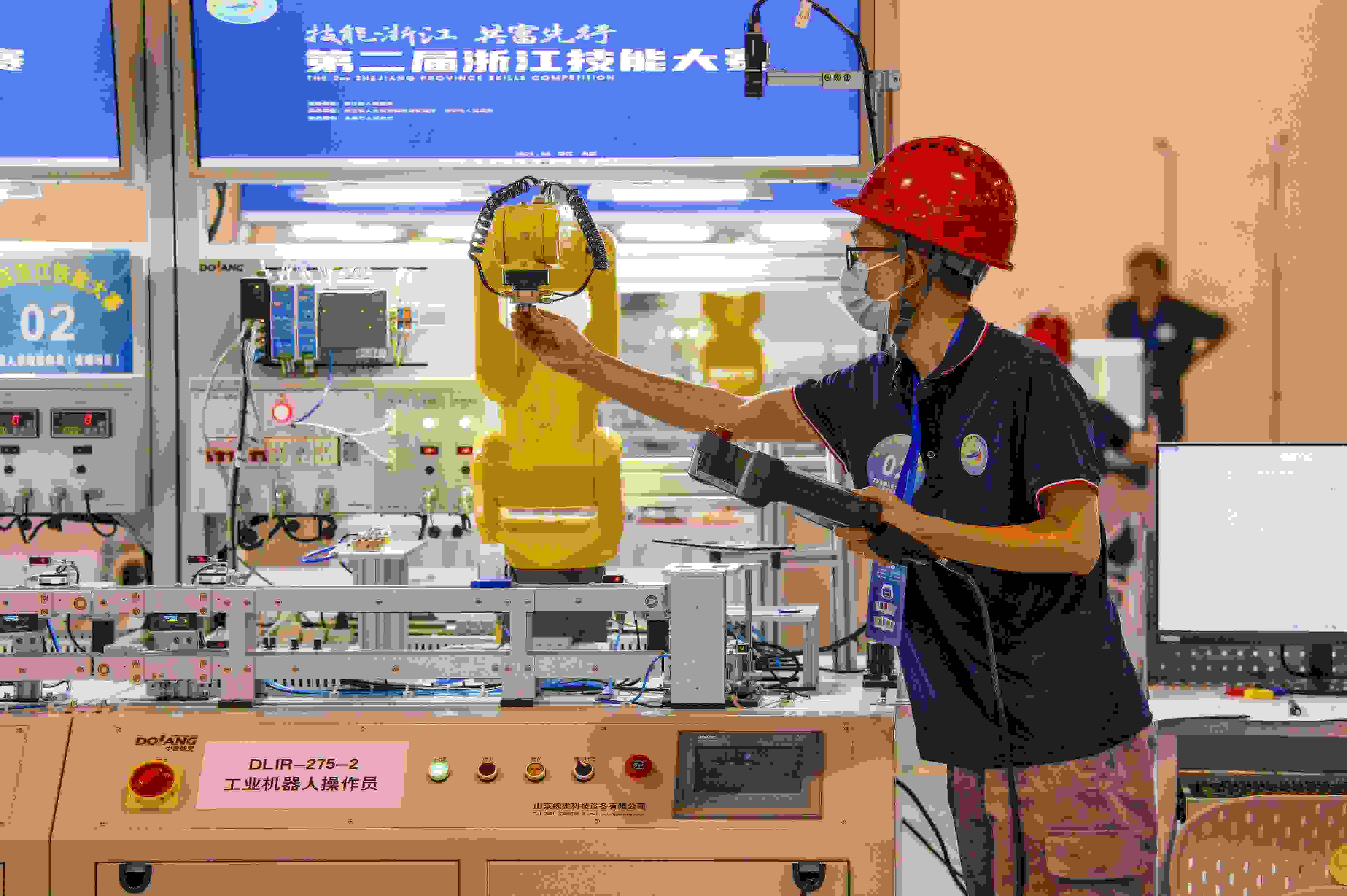 2023年6月19日，第二屆浙江技能大賽在永康市國際會展中心舉行。參賽選手在進行工業(yè)機器人系統(tǒng)操作員項目比賽。