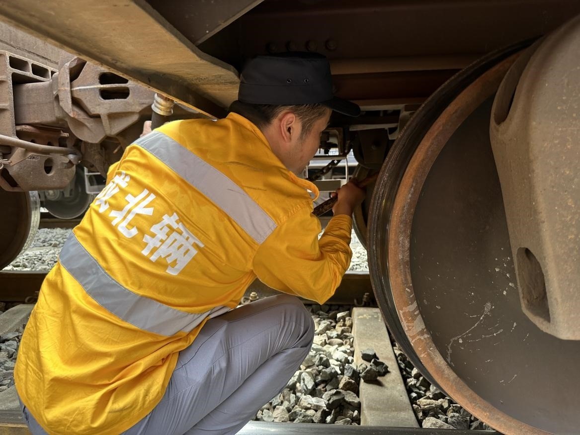 劉偉在進(jìn)行列車檢查工作。人民網(wǎng) 王紹紹攝