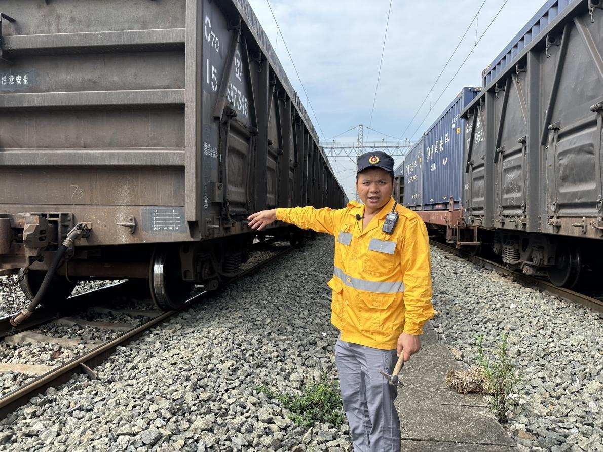 劉偉在向記者介紹檢車注意事項(xiàng)。人民網(wǎng) 王紹紹攝