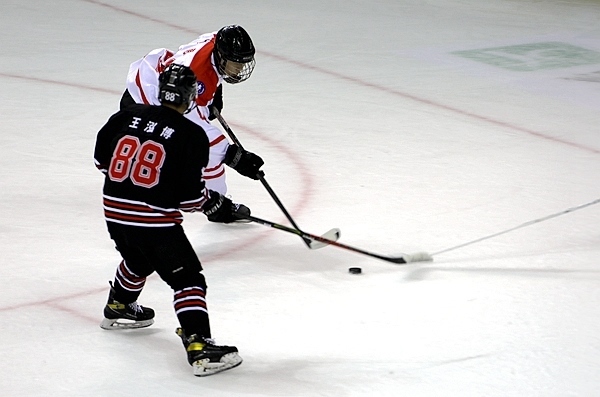 陜西隊球員馬思成與黑龍江隊球員王泓博爭搶。人民網(wǎng)記者 胡雪蓉攝