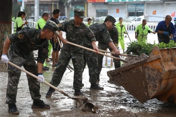 武警河北總隊(duì)保定支隊(duì)官兵在涿州市城西107國(guó)道沿線清理淤泥（8月5日攝）。新華社發(fā)（王紅強(qiáng) 攝）