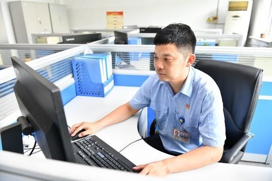 工作中的康凱。航空工業(yè)沈飛供圖