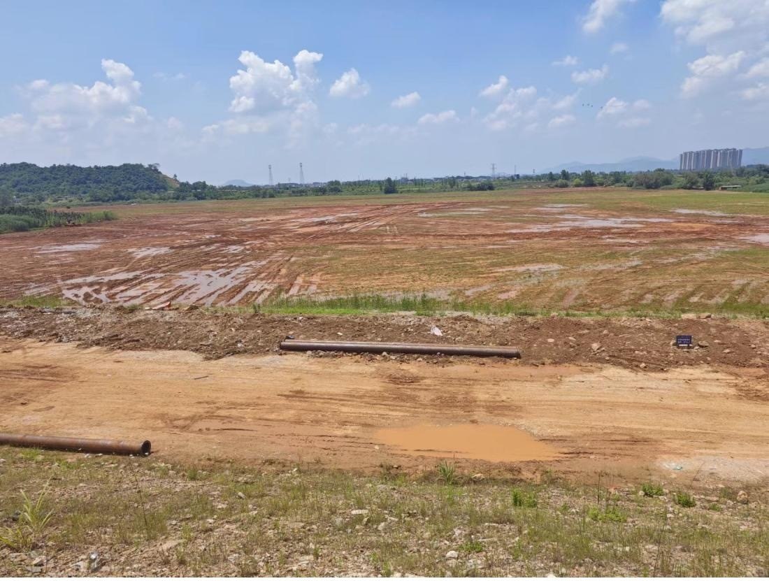 污染控制工程區(qū)域土地已被平整。 人民網(wǎng)記者 黃鈺攝