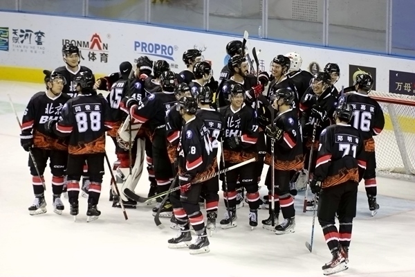 北京隊(duì)?wèi)c祝奪冠。人民網(wǎng)記者 胡雪蓉?cái)z