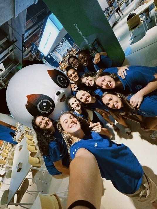 葡萄牙女籃隊員在成都大運村自拍。 受訪者供圖