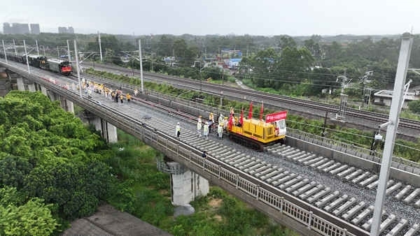 防東鐵路鋪軌現(xiàn)場(chǎng)航拍。