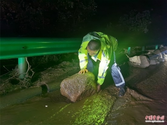 7月31日，張涿高速，高速交警涿鹿大隊民警清理山體滑坡路面落石。