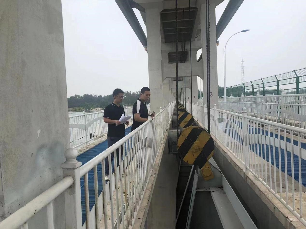 海委海河下游管理局獨流減河進洪閘管理處工作人員檢查水閘閘門啟閉機。受訪者供圖
